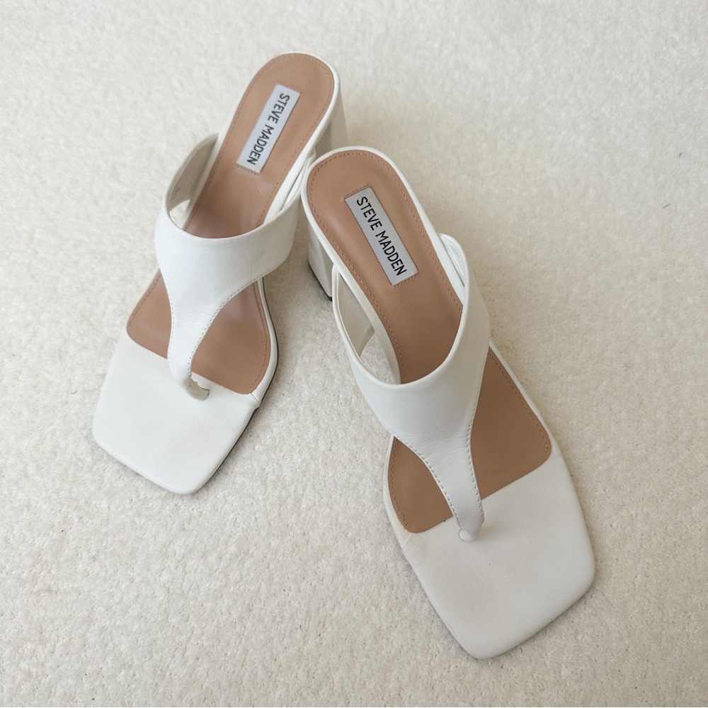 STEVE MADDEN • Lamorna Thong Sandals in White Size 9